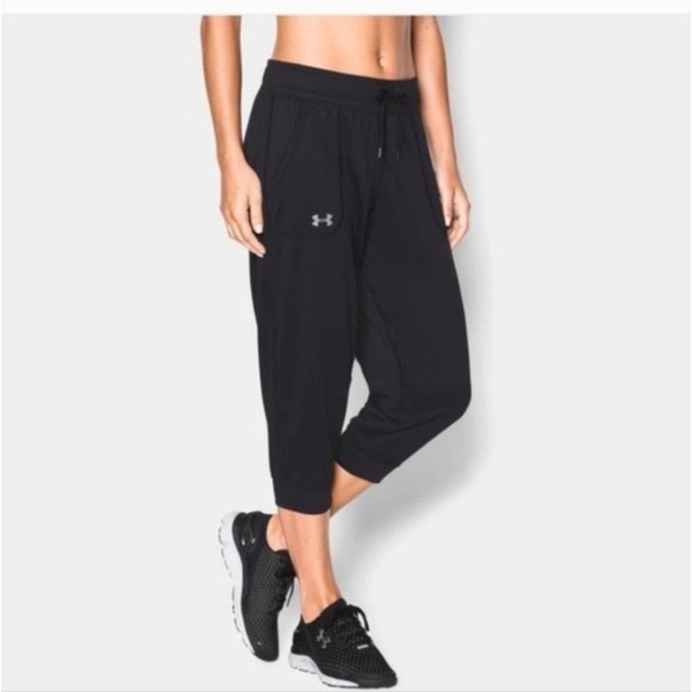 Under Armour HeatGear Women's Small Black Loose Fit Crop Joggers Training Pants